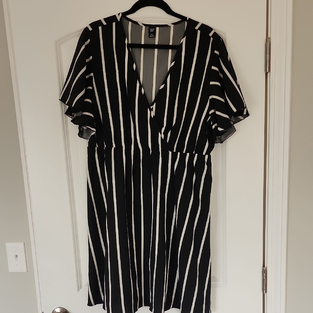 SHEIN Curve Monochrome Striped Top